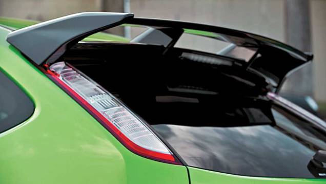 No RS, o aerofólio é muito mais que um simples enfeite. <a href="https://quatrorodas.abril.com.br/carros/impressoes/ford-focus-rs-636939.shtml" rel="migration">Leia mais</a> No RS, o aerofólio é muito mais que um simples enfeite. <a href="https://quatrorodas.abril.com.br/carros/impressoes/ford-focus-rs-636939.shtml" rel="migration">Leia mais</a>