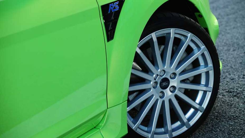 As rodas de liga leve são exclusivas do RS. <a href="https://quatrorodas.abril.com.br/carros/impressoes/ford-focus-rs-636939.shtml" rel="migration">Leia mais</a>