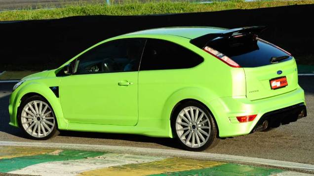 A carroceria de três portas caiu bem no RS. <a href="https://quatrorodas.abril.com.br/carros/impressoes/ford-focus-rs-636939.shtml" rel="migration">Leia mais</a> A carroceria de três portas caiu bem no RS. <a href="https://quatrorodas.abril.com.br/carros/impressoes/ford-focus-rs-636939.shtml" rel="migration">Leia mais</a>