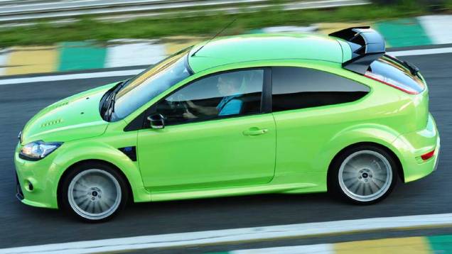 A cor verde faz o RS se destacar nas ruas. <a href="https://quatrorodas.abril.com.br/carros/impressoes/ford-focus-rs-636939.shtml" rel="migration">Leia mais</a>