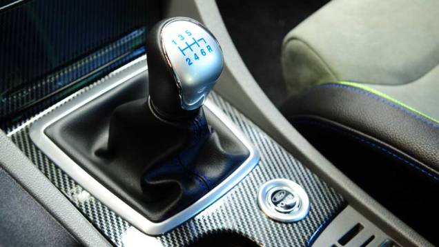 Câmbio manual de seis marchas agrada em cheio a quem gosta de dirigir. <a href="https://quatrorodas.abril.com.br/carros/impressoes/ford-focus-rs-636939.shtml" rel="migration">Leia mais</a> Câmbio manual de seis marchas agrada em cheio a quem gosta de dirigir. <a href="https://quatrorodas.abril.com.br/carros/impressoes/ford-focus-rs-636939.shtml" rel="migration">Leia mais</a>
