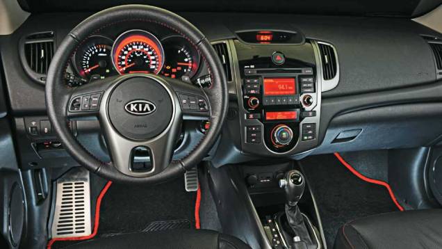 Poucas novidades: o Koup 2011 tem rádio com novo acabamento e borboletas no volante. <a href="https://quatrorodas.abril.com.br/carros/lancamentos/kia-cerato-koup-2-0-636827.shtml" rel="migration">Leia mais</a>