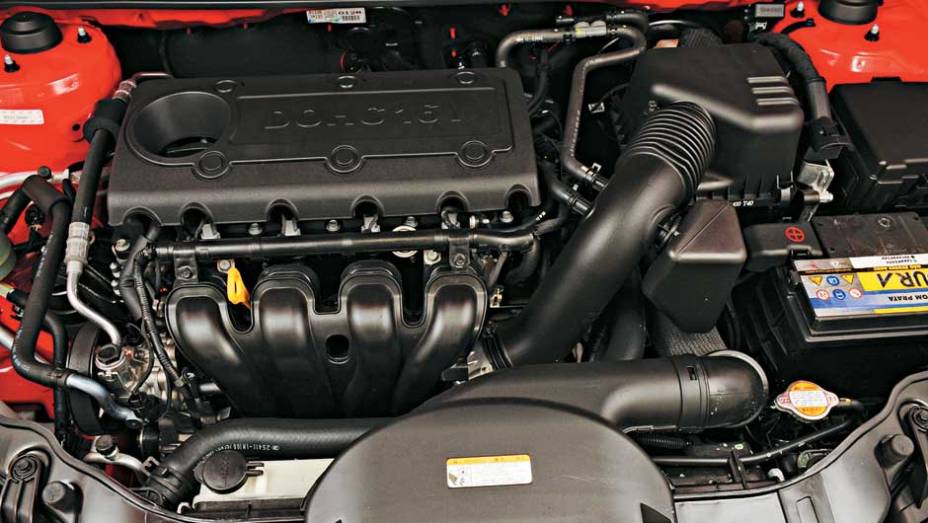 Motor 2.0 aspirado a gasolina rende 156 cv. <a href="https://quatrorodas.abril.com.br/carros/lancamentos/kia-cerato-koup-2-0-636827.shtml" rel="migration">Leia mais</a>