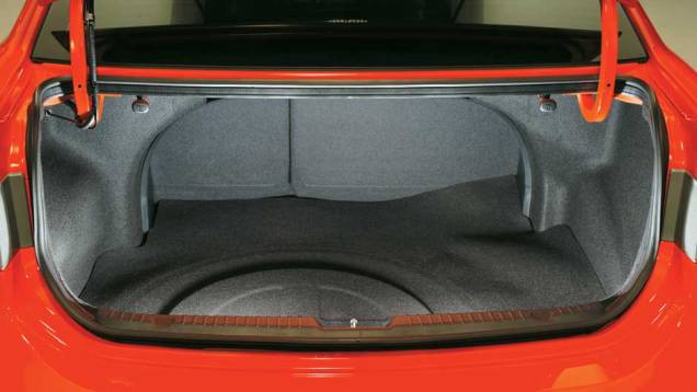 Porta-malas é razoável: comporta 357 litros. <a href="https://quatrorodas.abril.com.br/carros/lancamentos/kia-cerato-koup-2-0-636827.shtml" rel="migration">Leia mais</a> Porta-malas é razoável: comporta 357 litros. <a href="https://quatrorodas.abril.com.br/carros/lancamentos/kia-cerato-koup-2-0-636827.shtml" rel="migration">Leia mais</a>