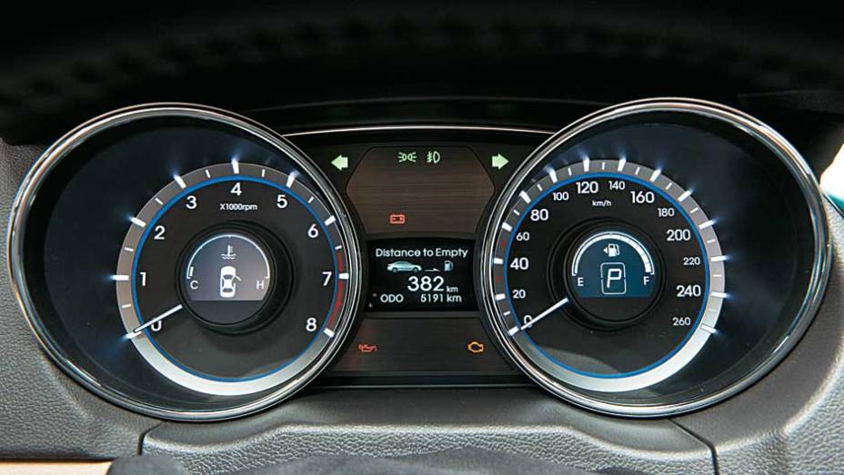 A iluminação azul reforça o caráter esportivo do Hyundai Sonata