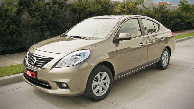 Feito na plataforma do March, ele é maior que um Renault Logan | <a href="https://quatrorodas.abril.com.br/carros/impressoes/nissan-versa-sedan-640701.shtml" rel="migration">Leia mais</a> Feito na plataforma do March, ele é maior que um Renault Logan | <a href="https://quatrorodas.abril.com.br/carros/impressoes/nissan-versa-sedan-640701.shtml" rel="migration">Leia mais</a>