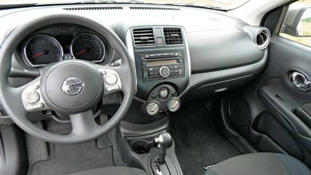 Acabamento de plásticos simples, mas bem feitos, projetados para facilitar a montagem e reduzir o custo de produção | <a href="https://quatrorodas.abril.com.br/carros/impressoes/nissan-versa-sedan-640701.shtml" rel="migration">Leia mais</a> Acabamento de plásticos simples, mas bem feitos, projetados para facilitar a montagem e reduzir o custo de produção | <a href="https://quatrorodas.abril.com.br/carros/impressoes/nissan-versa-sedan-640701.shtml" rel="migration">Leia mais</a>