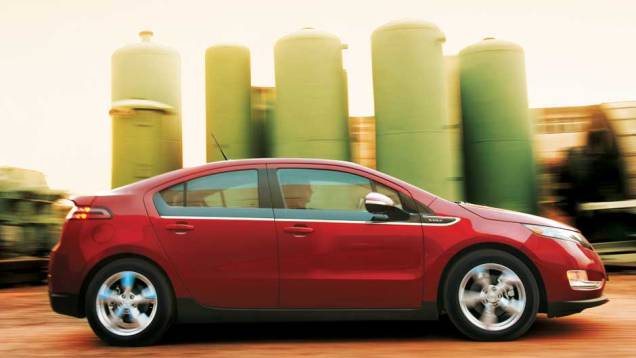 Vincos laterais e aerofólio favorecem a aerodinâmica | <a href="https://quatrorodas.abril.com.br/carros/chevrolet-volt-637764.shtml" rel="migration">Leia mais</a>