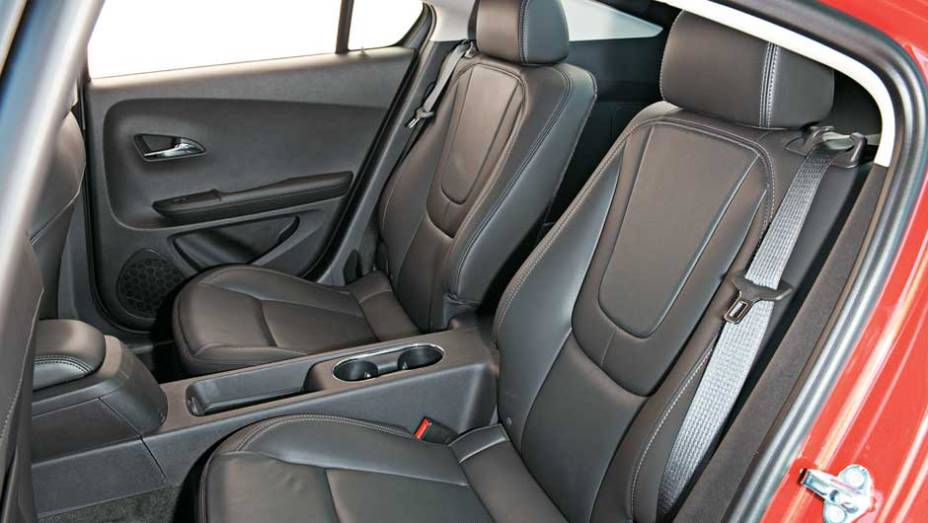 Sob o console ficam as baterias | <a href="https://quatrorodas.abril.com.br/carros/chevrolet-volt-637764.shtml" rel="migration">Leia mais</a>