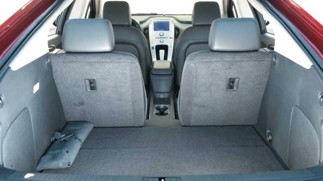 Porta-malas tem capacidade de 300 l | <a href="https://quatrorodas.abril.com.br/carros/chevrolet-volt-637764.shtml" rel="migration">Leia mais</a> Porta-malas tem capacidade de 300 l | <a href="https://quatrorodas.abril.com.br/carros/chevrolet-volt-637764.shtml" rel="migration">Leia mais</a>