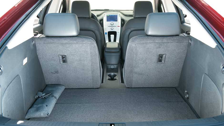 Porta-malas tem capacidade de 300 l | <a href="https://quatrorodas.abril.com.br/carros/chevrolet-volt-637764.shtml" rel="migration">Leia mais</a>