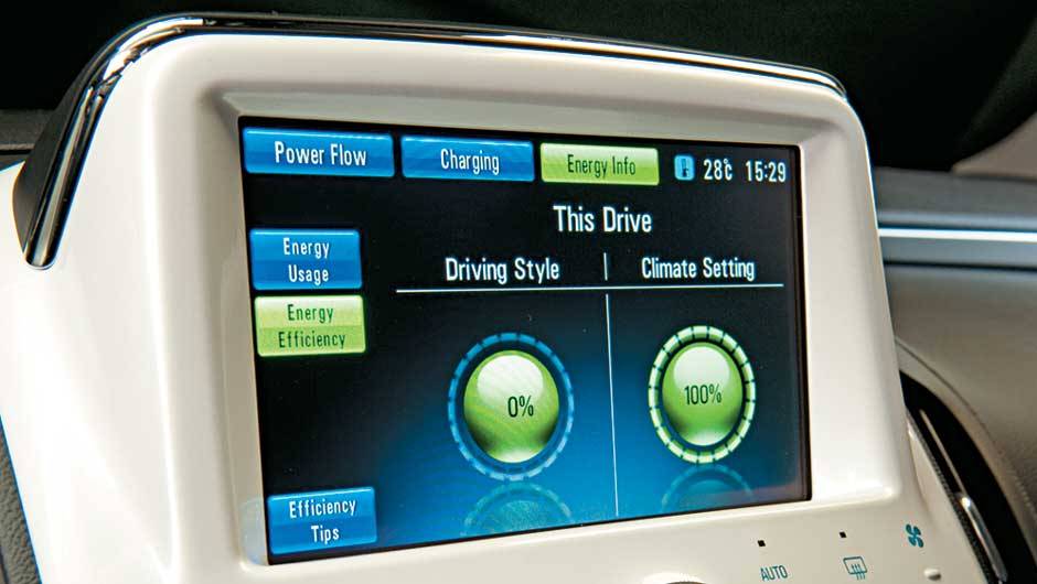 O visor, no alto do console, exibe telas com diferentes informa&ccedil;&otilde;es, como a efici&ecirc;ncia no uso da energia e... | <a href="https://quatrorodas.abril.com.br/carros/chevrolet-volt-637764.shtml" rel="migration">Leia mais</a>