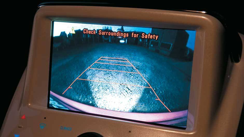Luz de r&eacute; ilumina as imagens captadas pela c&acirc;mera auxiliar de estacionamento | <a href="https://quatrorodas.abril.com.br/carros/chevrolet-volt-637764.shtml" rel="migration">Leia mais</a>