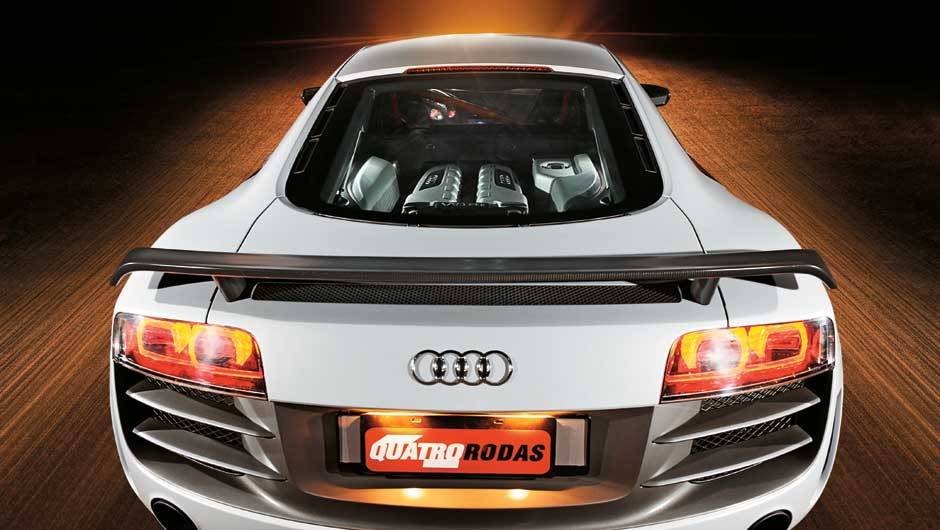 Aerof&oacute;lio traseiro foi inspirado no R8 LMS de competi&ccedil;&atilde;o | <a href="https://quatrorodas.abril.com.br/carros/testes/aud-r8-gt-641441.shtml" rel="migration">Leia mais</a>