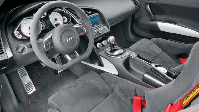 R8 GT tem materiais nobres no acabamento, como couro sintético Alcantara, alumínio e fibra de carbono | <a href="https://quatrorodas.abril.com.br/carros/testes/aud-r8-gt-641441.shtml" rel="migration">Leia mais</a> R8 GT tem materiais nobres no acabamento, como couro sintético Alcantara, alumínio e fibra de carbono | <a href="https://quatrorodas.abril.com.br/carros/testes/aud-r8-gt-641441.shtml" rel="migration">Leia mais</a>