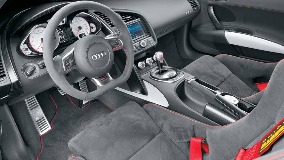 R8 GT tem materiais nobres no acabamento, como couro sint&eacute;tico Alcantara, alum&iacute;nio e fibra de carbono | <a href="https://quatrorodas.abril.com.br/carros/testes/aud-r8-gt-641441.shtml" rel="migration">Leia mais</a>