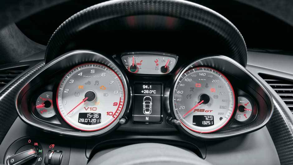 Faixa vermelha come&ccedil;a em 8 700 rpm | <a href="https://quatrorodas.abril.com.br/carros/testes/aud-r8-gt-641441.shtml" rel="migration">Leia mais</a>