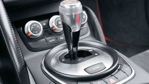 Controle de tração pode ser desligado no console | <a href="https://quatrorodas.abril.com.br/carros/testes/aud-r8-gt-641441.shtml" rel="migration">Leia mais</a> Controle de tração pode ser desligado no console | <a href="https://quatrorodas.abril.com.br/carros/testes/aud-r8-gt-641441.shtml" rel="migration">Leia mais</a>