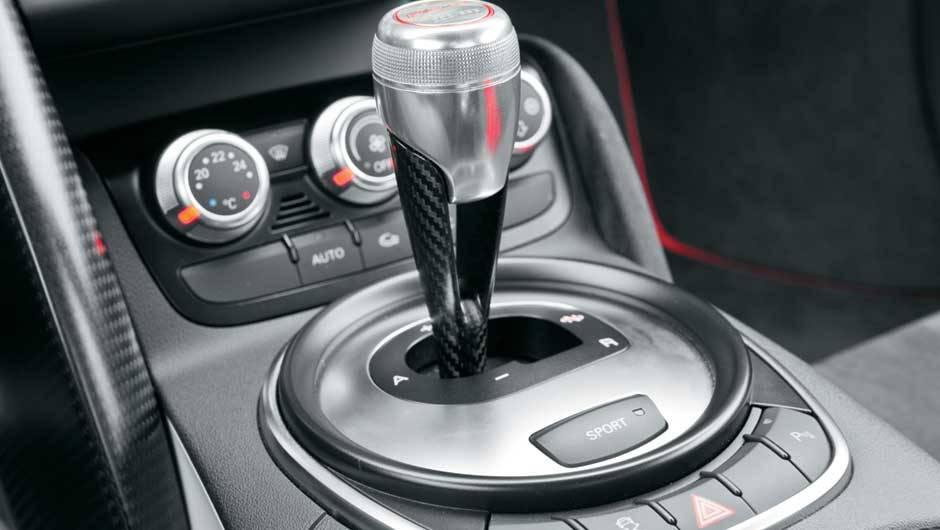 Controle de tra&ccedil;&atilde;o pode ser desligado no console | <a href="https://quatrorodas.abril.com.br/carros/testes/aud-r8-gt-641441.shtml" rel="migration">Leia mais</a>