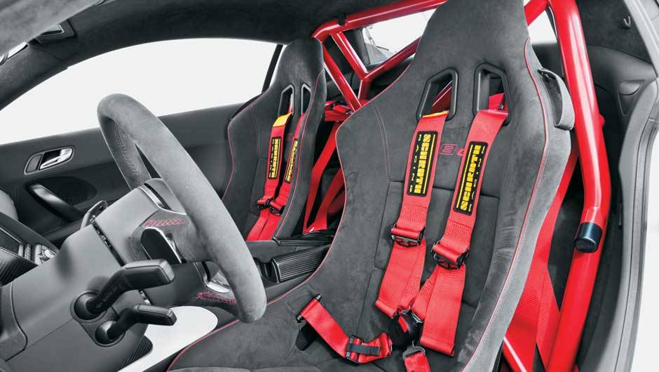 Cintos t&ecirc;m quatro pontos de apoio | <a href="https://quatrorodas.abril.com.br/carros/testes/aud-r8-gt-641441.shtml" rel="migration">Leia mais</a>