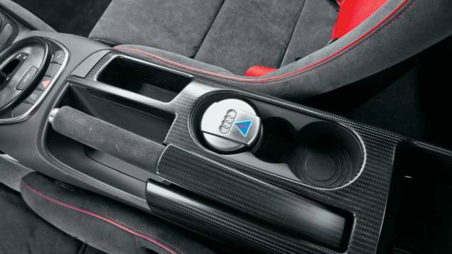 No console há uma chave geral | <a href="https://quatrorodas.abril.com.br/carros/testes/aud-r8-gt-641441.shtml" rel="migration">Leia mais</a> No console há uma chave geral | <a href="https://quatrorodas.abril.com.br/carros/testes/aud-r8-gt-641441.shtml" rel="migration">Leia mais</a>