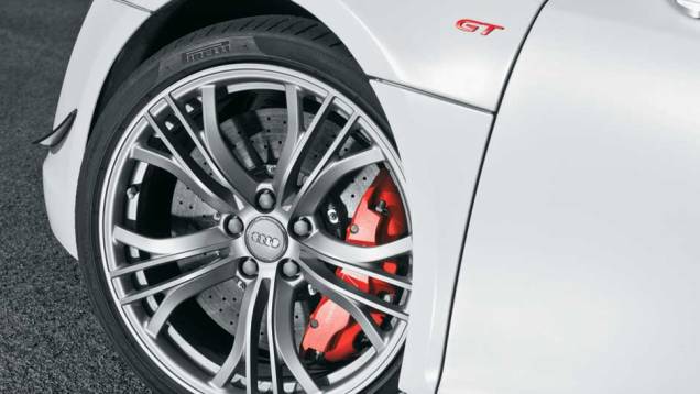 Rodas de alumínio de 19 polegadas | <a href="https://quatrorodas.abril.com.br/carros/testes/aud-r8-gt-641441.shtml" rel="migration">Leia mais</a> Rodas de alumínio de 19 polegadas | <a href="https://quatrorodas.abril.com.br/carros/testes/aud-r8-gt-641441.shtml" rel="migration">Leia mais</a>