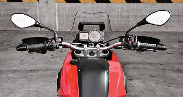 Cockpit amplo, guidão de pegada firme e confortável Cockpit amplo, guidão de pegada firme e confortável