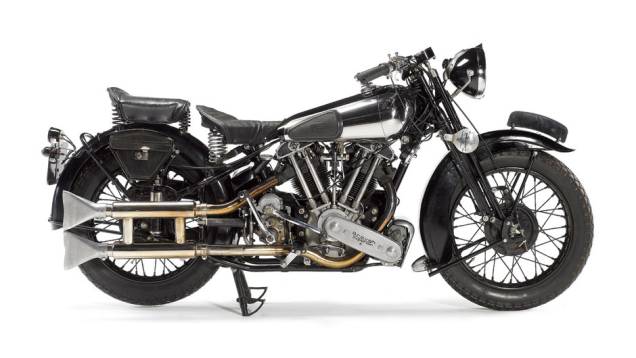 O melhor da indústria inglesa pré-GrandeGuerra. O Rolls-Royce das motos, a preferidade George Bernard Shaw e T.E. Lawrence.