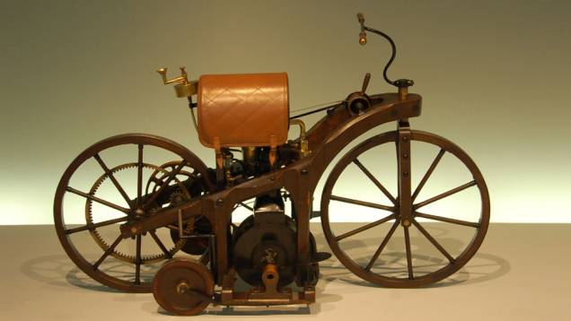 A máquina seminal de Daimlere Maybach. Um cilindro a explosão(ciclo Otto) sobre um chassi de bicicletafeito de madeira, se é que se podechamá-lo assim. Funcionou, rodou e…bem, aqui estamos nós falando delas.