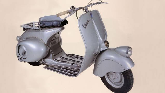 Com sobras de guerra, a Vespa motorizoua Itália. A Piaggio inventou o scooter, comassoalho, escudo e motor traseiro. O design,ícone dos anos 50/60, é imitado até hoje.