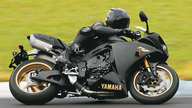 De 1998, a R1 revolucionou o designda categoria e fez fama como superbike.Seu quatro-em-linha adota virabrequimcrossplane, com sequência de ignição a cada90 graus, que lhe dá torque constante.