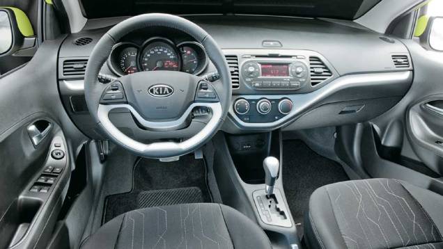 Volante, câmbio e painel: detalhes prateados | <a href="https://quatrorodas.abril.com.br/carros/testes/kia-picanto-1-0-flex-641510.shtml" rel="migration">Leia mais</a> Volante, câmbio e painel: detalhes prateados | <a href="https://quatrorodas.abril.com.br/carros/testes/kia-picanto-1-0-flex-641510.shtml" rel="migration">Leia mais</a>