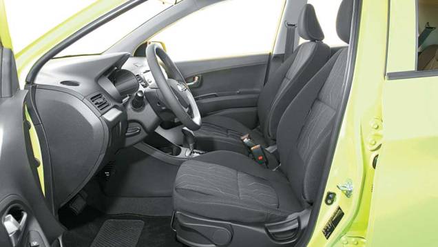 Volante, banco do motorista e cinto são ajustáveis em altura | <a href="https://quatrorodas.abril.com.br/carros/testes/kia-picanto-1-0-flex-641510.shtml" rel="migration">Leia mais</a> Volante, banco do motorista e cinto são ajustáveis em altura | <a href="https://quatrorodas.abril.com.br/carros/testes/kia-picanto-1-0-flex-641510.shtml" rel="migration">Leia mais</a>