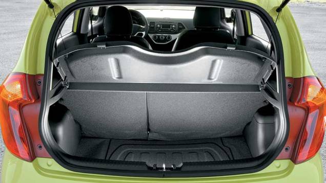 ... e no porta-malas | <a href="https://quatrorodas.abril.com.br/carros/testes/kia-picanto-1-0-flex-641510.shtml" rel="migration">Leia mais</a> ... e no porta-malas | <a href="https://quatrorodas.abril.com.br/carros/testes/kia-picanto-1-0-flex-641510.shtml" rel="migration">Leia mais</a>