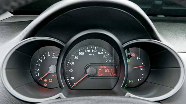 O painel com três canhões faz referência aos cilindros do motor | <a href="https://quatrorodas.abril.com.br/carros/testes/kia-picanto-1-0-flex-641510.shtml" rel="migration">Leia mais</a> O painel com três canhões faz referência aos cilindros do motor | <a href="https://quatrorodas.abril.com.br/carros/testes/kia-picanto-1-0-flex-641510.shtml" rel="migration">Leia mais</a>