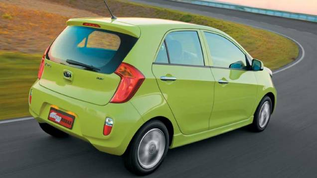O para-choque abriga luz de ré e retrorrefletores | <a href="https://quatrorodas.abril.com.br/carros/testes/kia-picanto-1-0-flex-641510.shtml" rel="migration">Leia mais</a> O para-choque abriga luz de ré e retrorrefletores | <a href="https://quatrorodas.abril.com.br/carros/testes/kia-picanto-1-0-flex-641510.shtml" rel="migration">Leia mais</a>