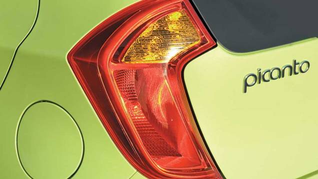 Lanternas bumerangue | <a href="https://quatrorodas.abril.com.br/carros/testes/kia-picanto-1-0-flex-641510.shtml" rel="migration">Leia mais</a> Lanternas bumerangue | <a href="https://quatrorodas.abril.com.br/carros/testes/kia-picanto-1-0-flex-641510.shtml" rel="migration">Leia mais</a>