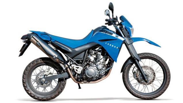 A xistezona é um produto único,a cara (boa) da Yamaha no Brasil.Uma moto vibrante e grande, com todoo espírito das verdadeiras trail puro-sangue,aquelas motos 50% on e 50% off-road.Acelera forte, viaja bem, freia firme. O sonhode muito marmanjo. Tem