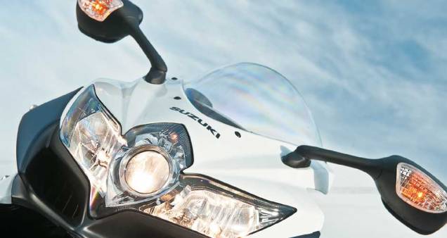 Frente "alada" é marca registrada das superesportivas da Suzuki Frente "alada" é marca registrada das superesportivas da Suzuki