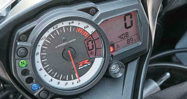 O painel, idêntico ao da GSX-R1000, tem boas informações e leitura O painel, idêntico ao da GSX-R1000, tem boas informações e leitura