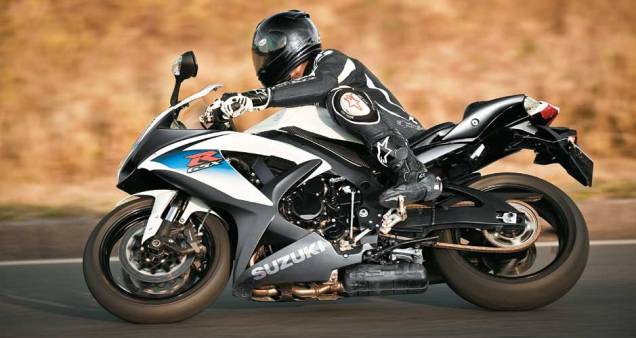 Equilibrada e rápida, a GSX-R 750 só assusta na hora de frear: o sistema acusa fadiga Equilibrada e rápida, a GSX-R 750 só assusta na hora de frear: o sistema acusa fadiga