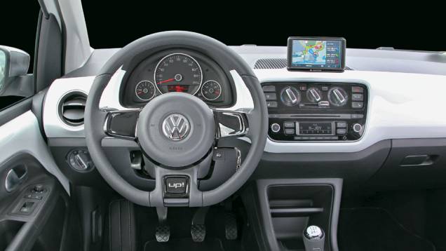 Volante com base achatada e painel laqueado da mesma cor da carroceria só para as versões topo de linha | <a href="https://quatrorodas.abril.com.br/carros/impressoes/volkswagen-up-643008.shtml" rel="migration">Leia mais</a> | <a href="https://quatrorodas.abril.com.br/notic" rel="migration"></a> Volante com base achatada e painel laqueado da mesma cor da carroceria só para as versões topo de linha | <a href="https://quatrorodas.abril.com.br/carros/impressoes/volkswagen-up-643008.shtml" rel="migration">Leia mais</a> | <a href="https://quatrorodas.abril.com.br/notic" rel="migration"></a>