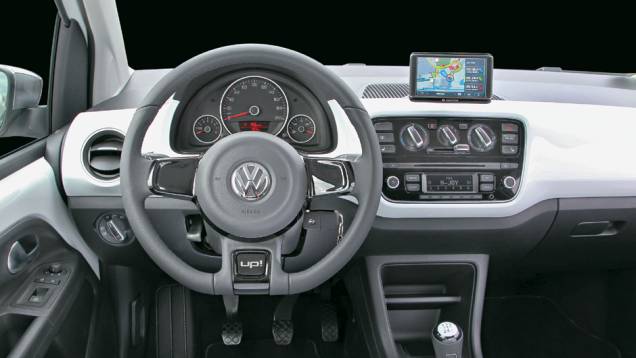 Volante com base achatada e painel laqueado da mesma cor da carroceria só para as versões topo de linha | <a href="https://quatrorodas.abril.com.br/carros/impressoes/volkswagen-up-643008.shtml" rel="migration">Leia mais</a> | <a href="https://quatrorodas.abril.com.br/notic" rel="migration"></a>