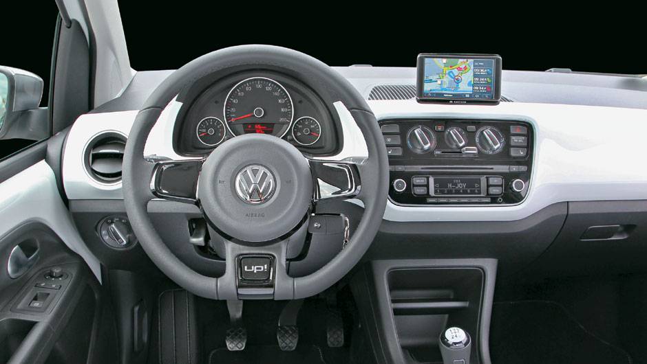 Volante com base achatada e painel laqueado da mesma cor da carroceria s&oacute; para as vers&otilde;es topo de linha | <a href="https://quatrorodas.abril.com.br/carros/impressoes/volkswagen-up-643008.shtml" rel="migration">Leia mais</a> | <a href="https://quatrorodas.abril.com.br/notic" rel="migration"></a>
