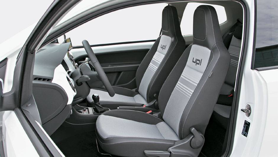 Encosto de cabe&ccedil;a fixo ao banco, como no Celta | <a href="https://quatrorodas.abril.com.br/carros/impressoes/volkswagen-up-643008.shtml" rel="migration">Leia mais</a> | <a href="https://quatrorodas.abril.com.br/noticias/fabricantes/conheca-versoes-vw-up-771576.shtml" rel="migration">Conhe</a>
