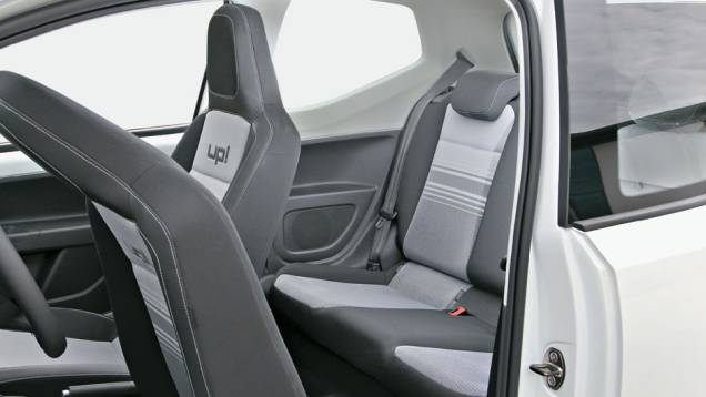 Apoio de braço traseiro na lateral para poupar espaço | <a href="https://quatrorodas.abril.com.br/carros/impressoes/volkswagen-up-643008.shtml" rel="migration">Leia mais</a> | <a href="https://quatrorodas.abril.com.br/noticias/fabricantes/conheca-versoes-vw-up-771576.shtml" rel="migration"></a> Apoio de braço traseiro na lateral para poupar espaço | <a href="https://quatrorodas.abril.com.br/carros/impressoes/volkswagen-up-643008.shtml" rel="migration">Leia mais</a> | <a href="https://quatrorodas.abril.com.br/noticias/fabricantes/conheca-versoes-vw-up-771576.shtml" rel="migration"></a>