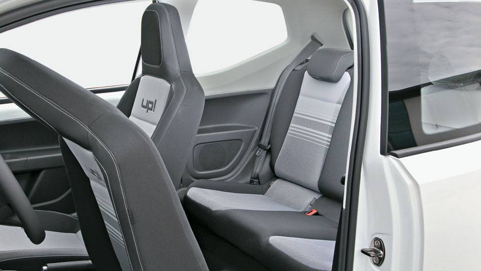Apoio de bra&ccedil;o traseiro na lateral para poupar espa&ccedil;o | <a href="https://quatrorodas.abril.com.br/carros/impressoes/volkswagen-up-643008.shtml" rel="migration">Leia mais</a> | <a href="https://quatrorodas.abril.com.br/noticias/fabricantes/conheca-versoes-vw-up-771576.shtml" rel="migration"></a>