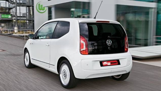 Tampa traseira formada pelo vidro inteiriço, como era no carro-conceito | <a href="https://quatrorodas.abril.com.br/carros/impressoes/volkswagen-up-643008.shtml" rel="migration">Leia mais</a> | <a href="https://quatrorodas.abril.com.br/noticias/fabricantes/conheca-versoes-" rel="migration"></a>