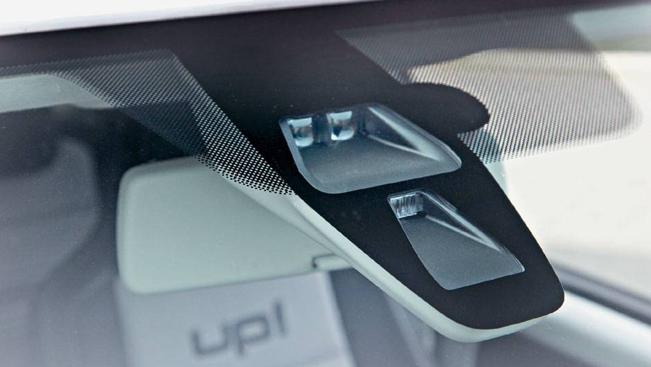Na Europa, vers&atilde;o top tem sensor de chuva e farol | <a href="https://quatrorodas.abril.com.br/carros/impressoes/volkswagen-up-643008.shtml" rel="migration">Leia mais</a> | <a href="https://quatrorodas.abril.com.br/noticias/fabricantes/conheca-versoes-vw-up-771576.shtml" rel="migration">Co</a>