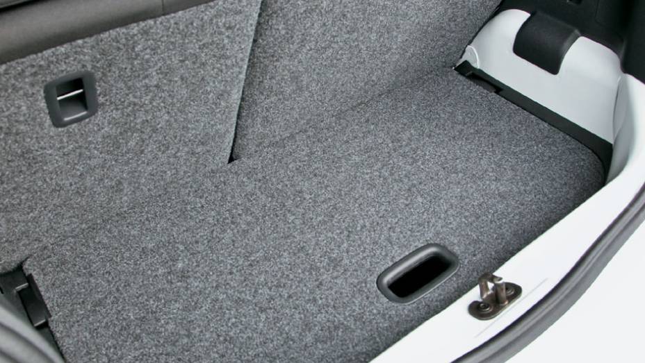 Porta-malas tem só 251 litros | <a href="https://quatrorodas.abril.com.br/carros/impressoes/volkswagen-up-643008.shtml" rel="migration">Leia mais</a> | <a href="https://quatrorodas.abril.com.br/noticias/fabricantes/conheca-versoes-vw-up-771576.shtml" rel="migration">Conheça as versões do</a> Porta-malas tem só 251 litros | <a href="https://quatrorodas.abril.com.br/carros/impressoes/volkswagen-up-643008.shtml" rel="migration">Leia mais</a> | <a href="https://quatrorodas.abril.com.br/noticias/fabricantes/conheca-versoes-vw-up-771576.shtml" rel="migration">Conheça as versões do</a>